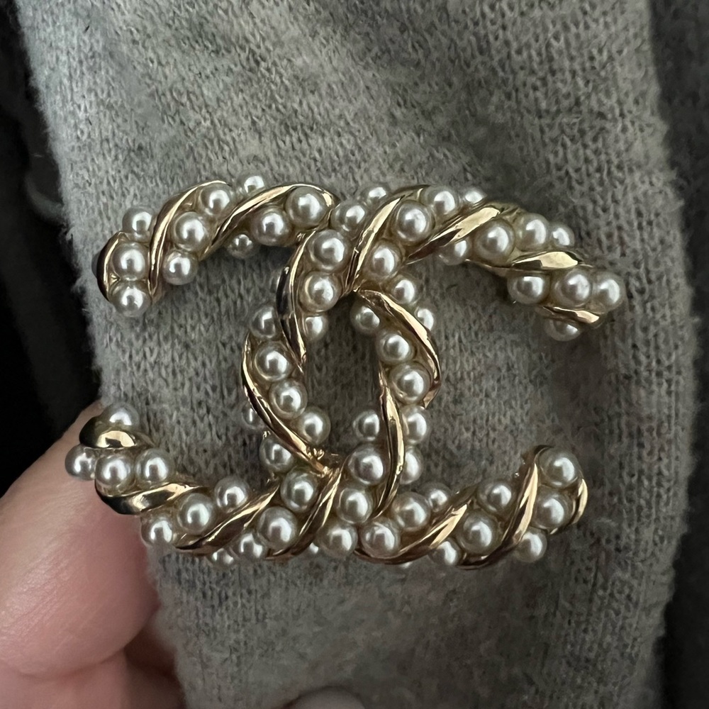Chanel pearl twisted cc brooch